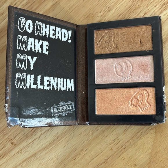 Limited edition BEETLEJUICE Highlighter Pallete Handbook for recently deceased - Picture 2 of 5